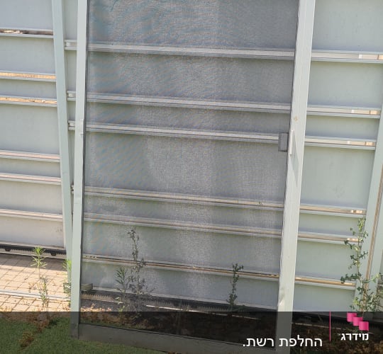מסגרת אלומיניום עם רשת על דשא